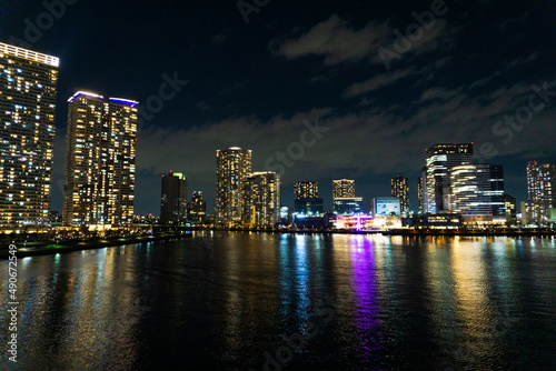 Night view of a high-rise condominium along an urban river_r_19