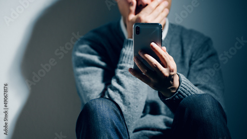 Canvastavla 精神障害を患っている男性がスマートフォンを使っている