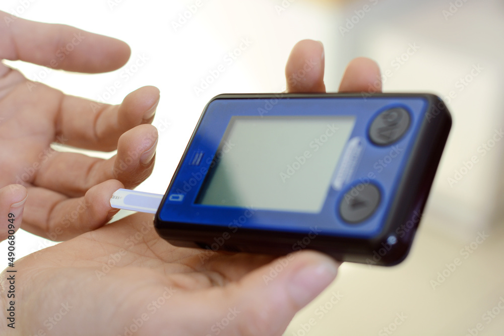 Patient determines blood glucose level for insulin determination, device with blank display