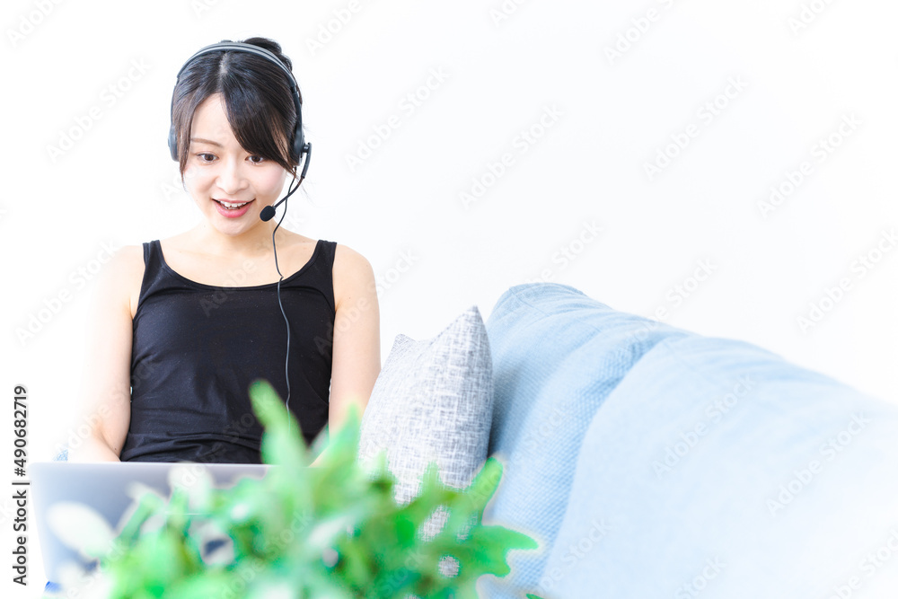 オンラインレッスンを受ける女性 オンラインレッスンを受ける女性