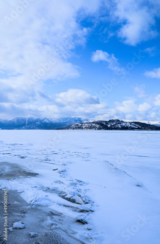 青空の下の氷に覆われた冬の湖。北海道の屈斜路湖。