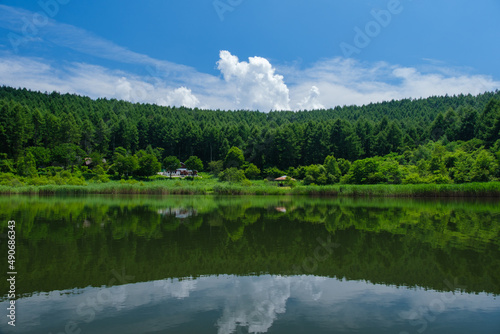 湖畔の青空