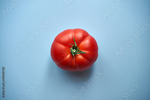 czerwony pomidor na niebieskim tle 