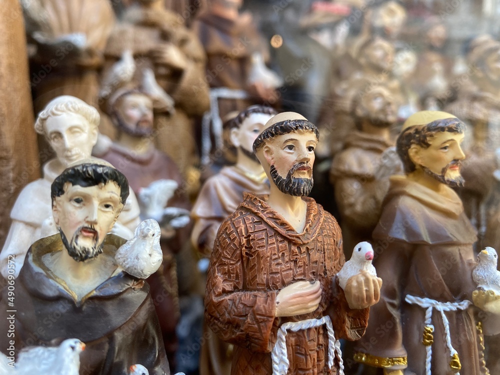 figures of people in the market