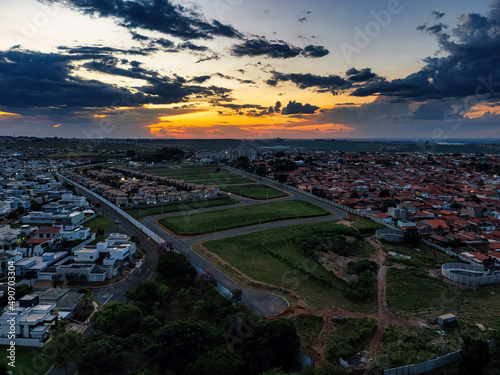 Foto panorâmica aérea da cidade de Paulínia, interior de São Paulo. Conhecida por sediar um dos maiores polos petroquímicos do Brasil (Replan).  © Paulo