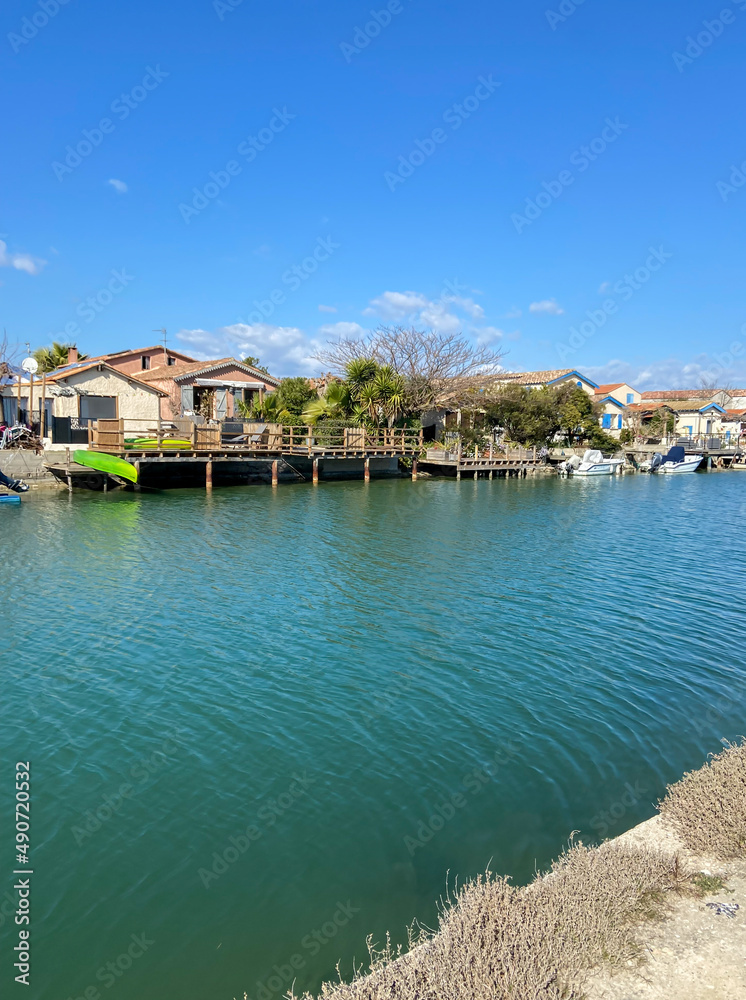 Maisons au bord d’un canal à Palavas les flots, Occitanie