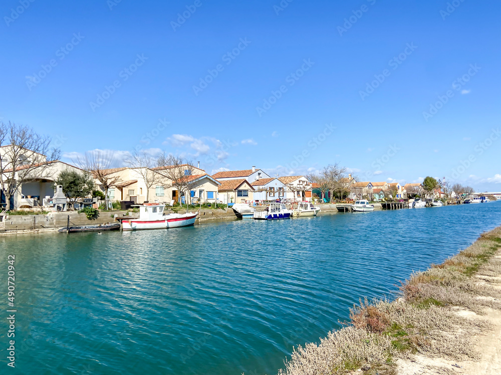 Maisons au bord d’un canal à Palavas les flots, Occitanie