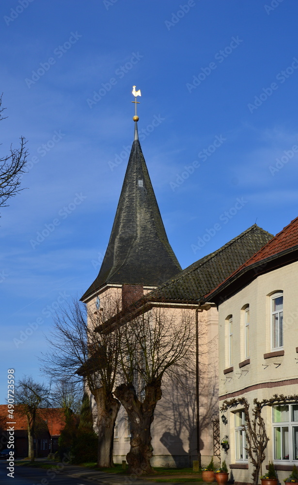Historische kirche im Winter im Dorf Ahlden, Niedersachsen