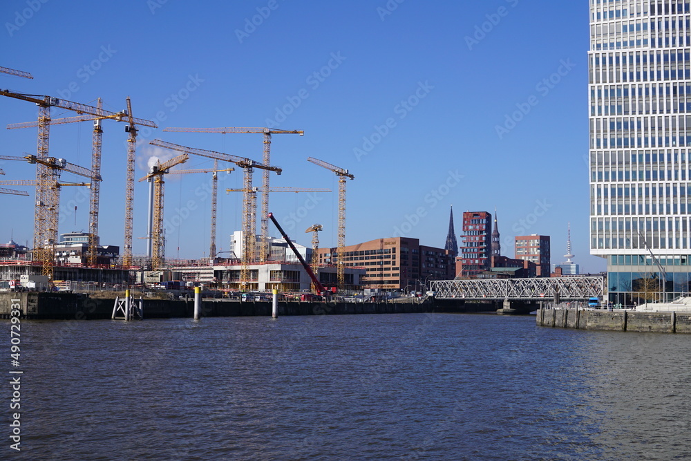 Baustelle am Hamburger Hafen mit schönem Wetter