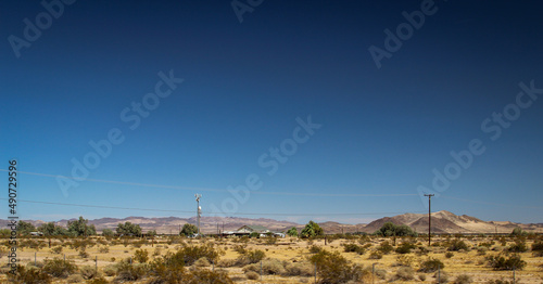 Blick in die W  ste in Nevada. Viel Sand  Berge und wenig Vegetation. Ein wundersch  ner Ort. 