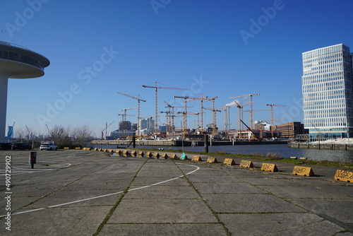 Hamburger Hafen mit Kränen bei schönem Wetter