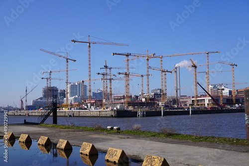 Hamburger Hafen mit Kränen bei schönem Wetter