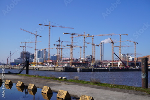 Hamburger Hafen mit Kränen bei schönem Wetter