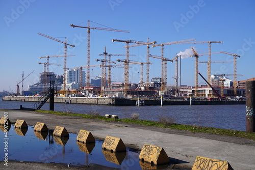 Hamburger Hafen mit Kränen bei schönem Wetter
