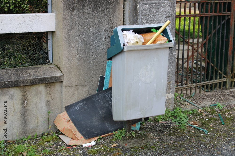 Déchets non triés, poubelles pleines éparpillées dans la rue de la ville Déchets non triés, poubelles pleines éparpillées dans la rue de la ville