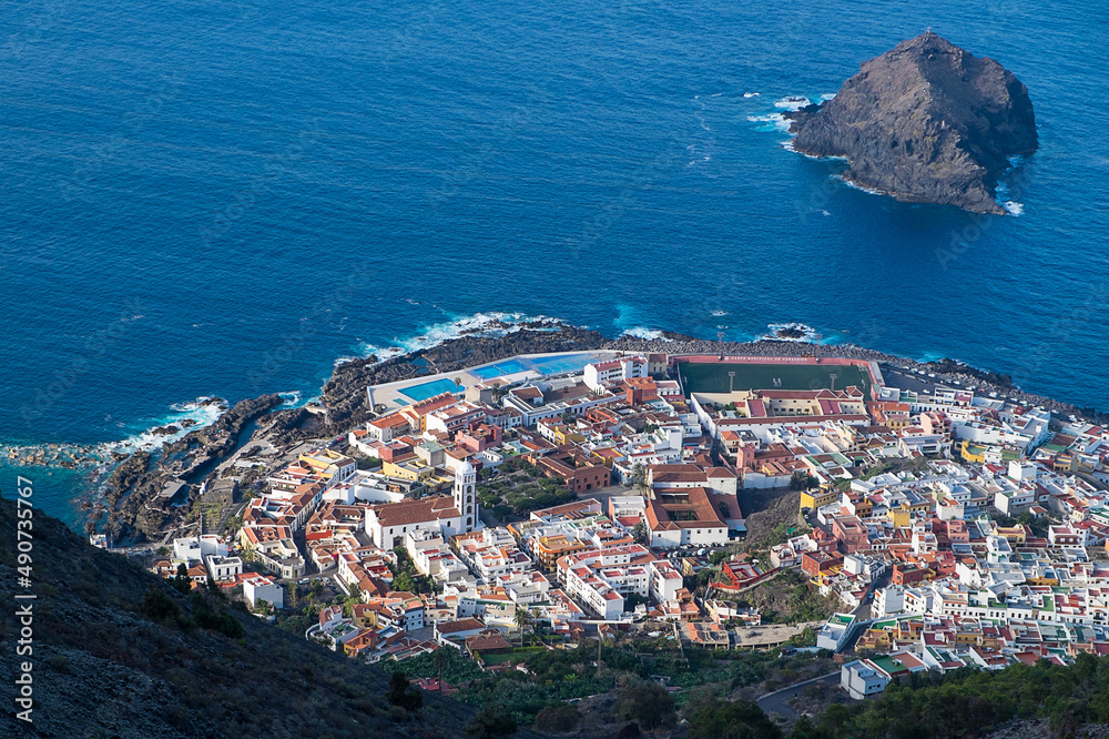 Foto aérea del Roque y pueblo de Garachico en la costa norte de la isla de Tenerife, Canarias