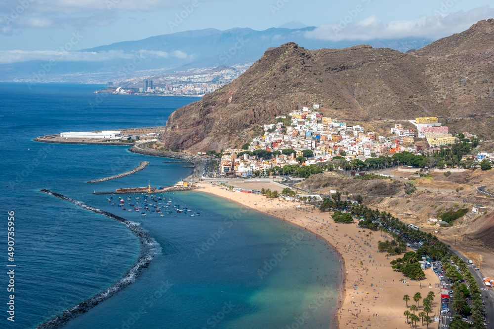 Vista aérea de la playa de Las Teresitas en la isla de Tenerife, Canarias