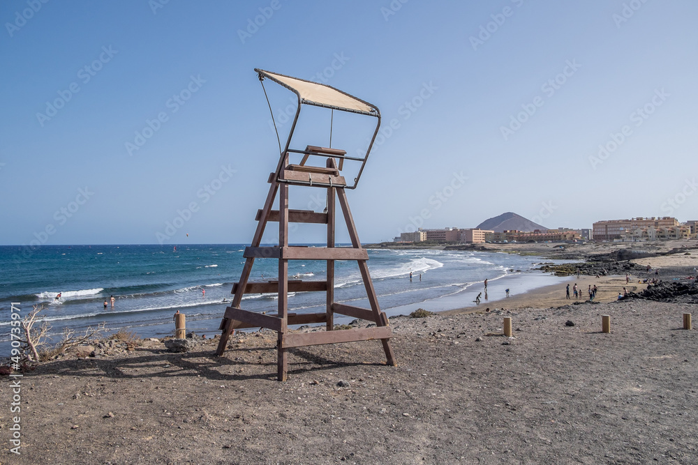 Silla de socorrista y playa del Médano en el sur de la isla de Tenerife, Canarias