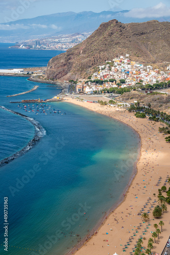 Vista aérea de la playa de Las Teresitas y pueblo de San Andrés en la costa de la isla de Tenerife, Canarias