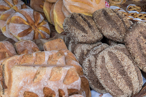 Surtido de pan artesanal en una feria agrícola de la isla de Tenerife, Canarias