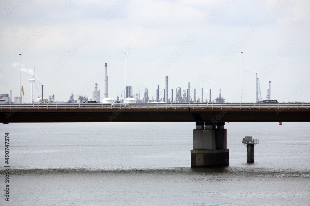 Uno de los puentes de Moerdijk. En los Países Bajos estos puentes conectan la isla de Dordrecht con la provincia holandesa de Brabante Septentrional.