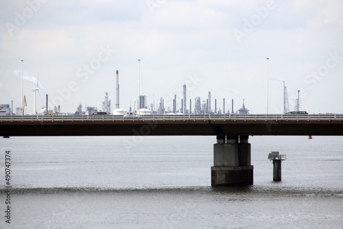 Uno de los puentes de Moerdijk. En los Países Bajos estos puentes conectan la isla de Dordrecht con la provincia holandesa de Brabante Septentrional. photo