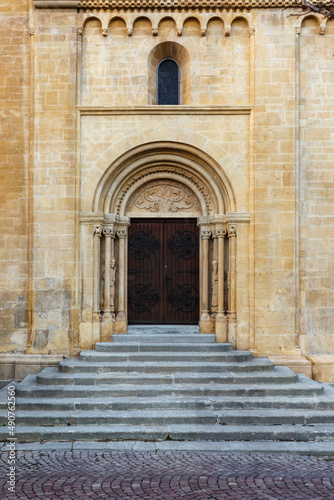 Long flight of steps leading to an arched door © Serjedi