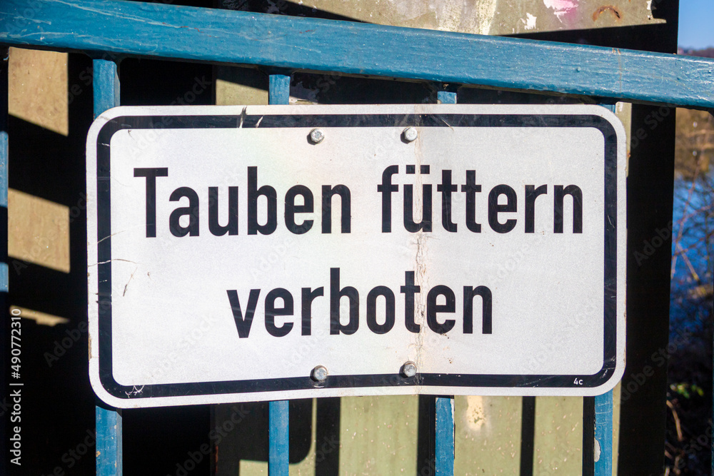 weißes Schild mit der Aufschrift 