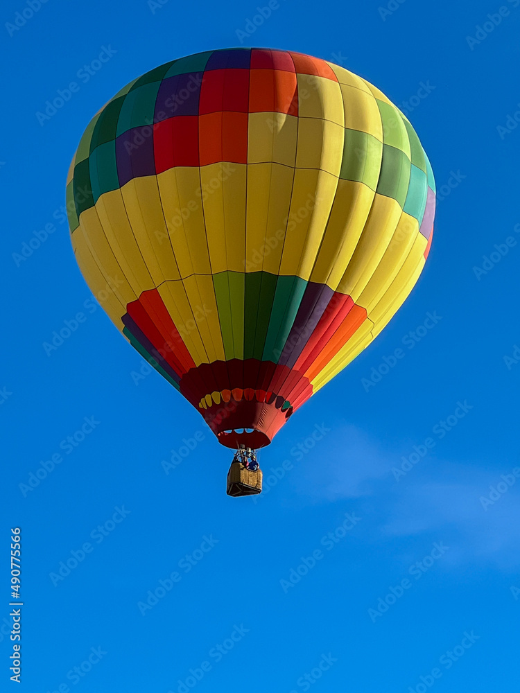 Naklejka premium Palm Springs Ca Hot Air Ballon with Basket full of Tourists Glides over Desert
