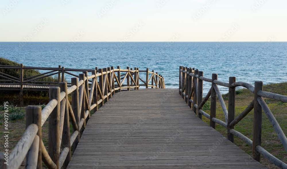 PASARELA DE MADERA EN PLAYA