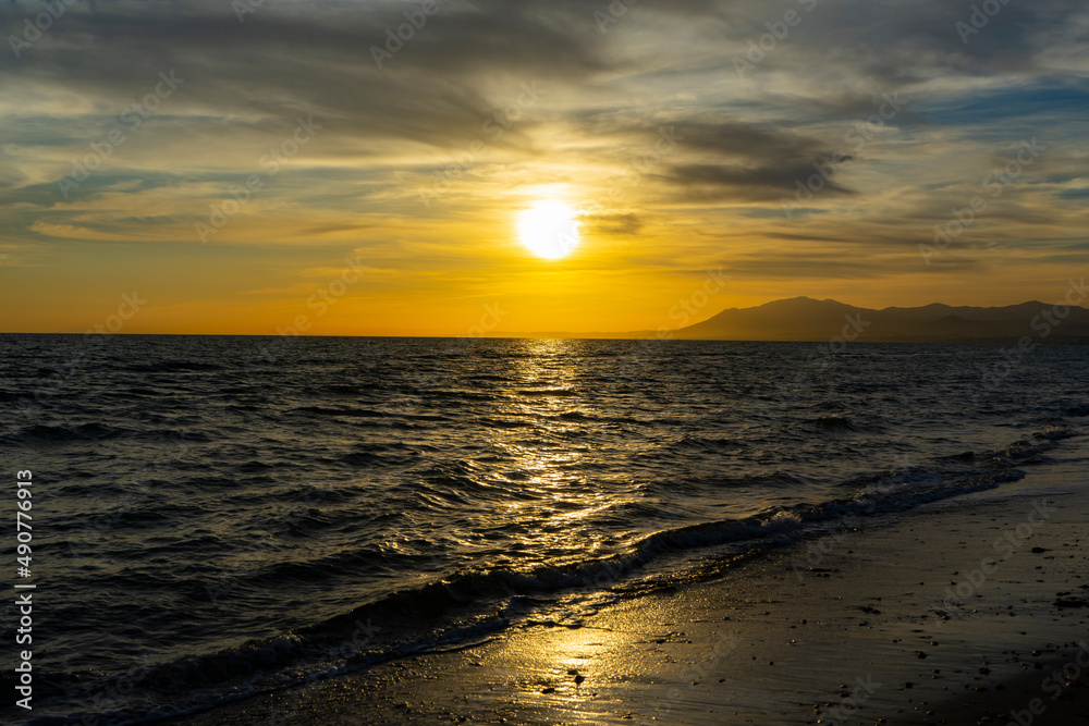 ATARDECER EN UNA PLAYA DE MARBELLA