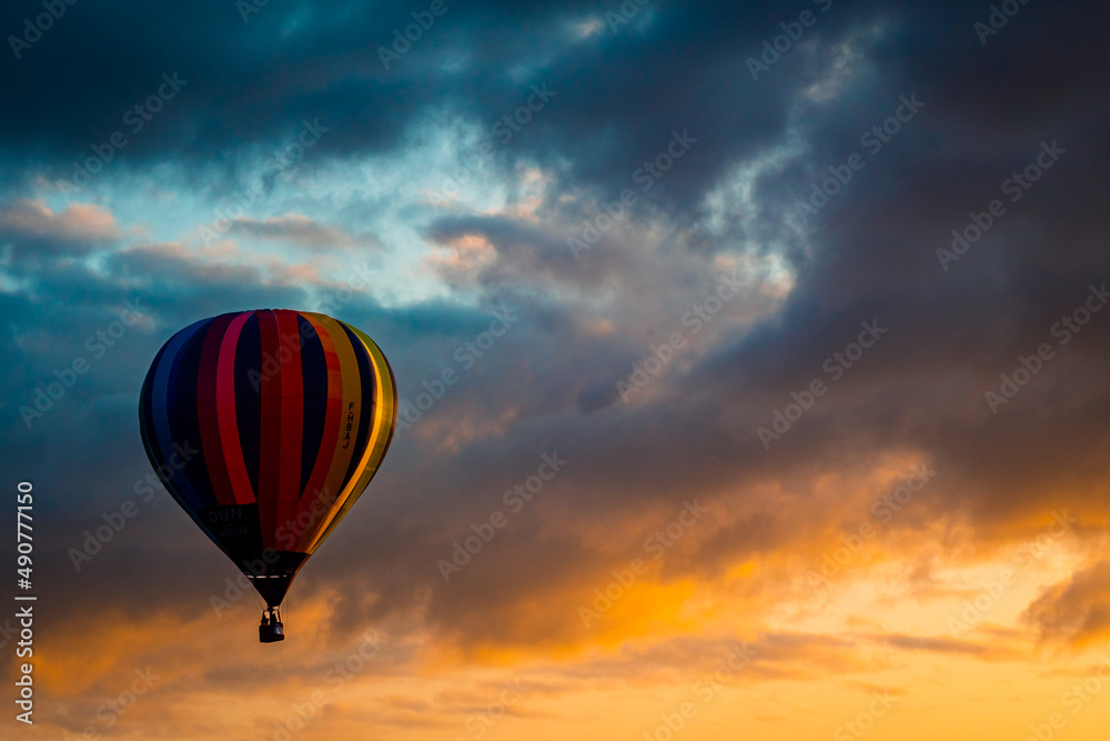 Montgolfière en plein vol lors du coucher de soleil coloré Montgolfière en plein vol lors du coucher de soleil coloré