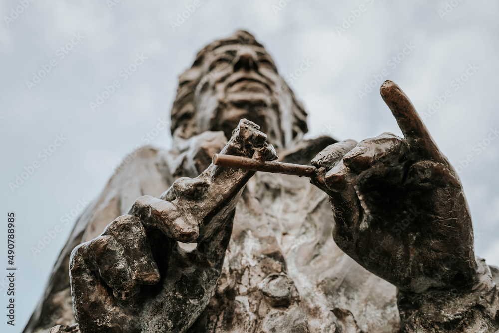 Fotografie Low angle shot of a statue