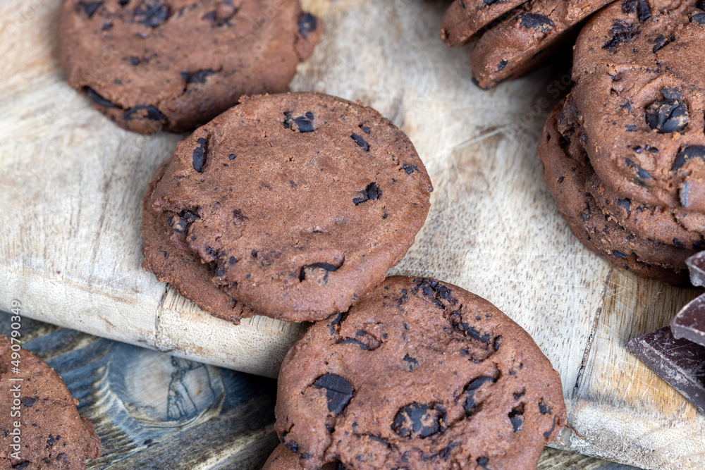 Fototapeta premium sweet crispy dessert of chocolate cookies with chocolate