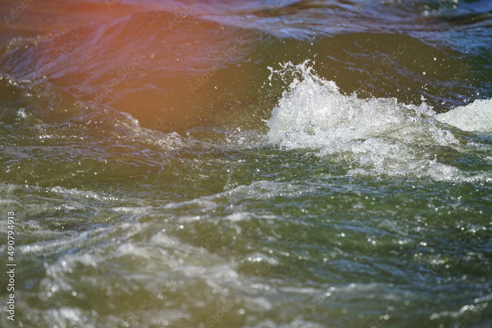 Fluss mit fließendem Wasser in farbenfroher Anmutung Fluss mit fließendem Wasser in farbenfroher Anmutung