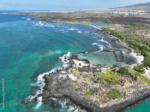 Картината върху платно Beautiful aerial of landscape Kaloko Fishpond Pond water in Hawaii with horizon