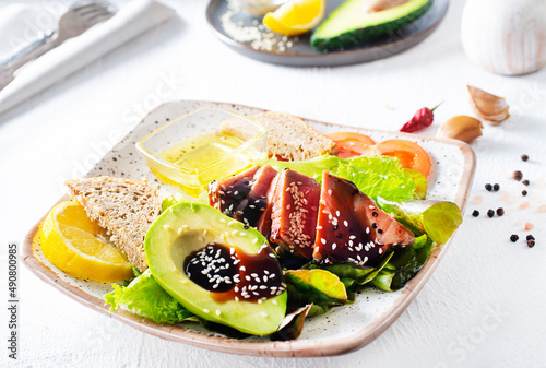 Konstfotografi salad with vegetables and tuna, diet food