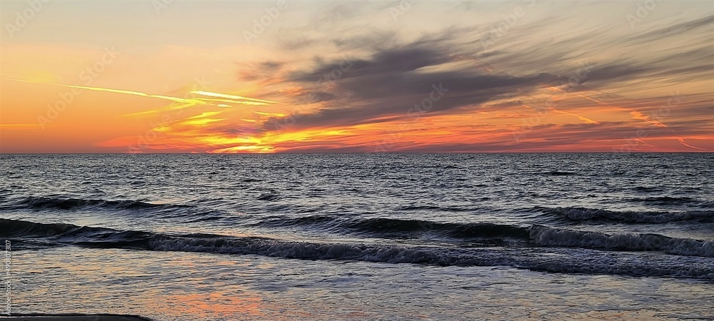 Obraz premium Sunrise Over the Ocean at the Gulf Coastline