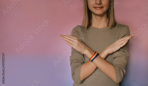 Fotografi Girl shows break the bias symbol of women's international day