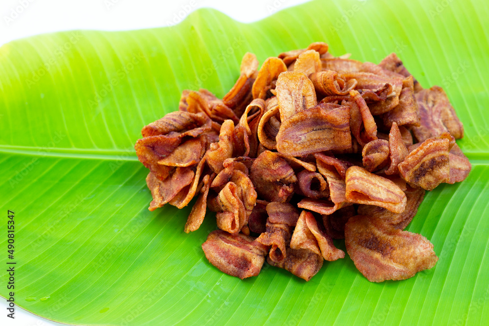 Obraz premium Banana slice chips banana leaf on white background.