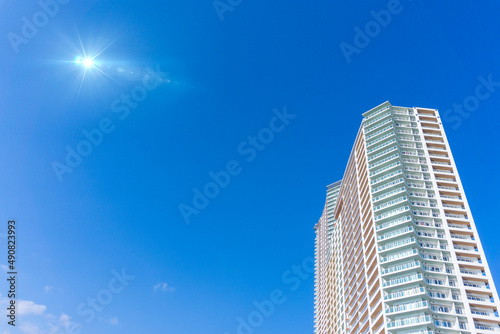 The appearance of the condominium and the refreshing blue sky scenery_flare_01
