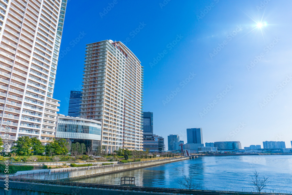 The appearance of the condominium and the refreshing blue sky scenery_flare_18