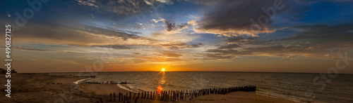 Panorama de la playa al atardecer