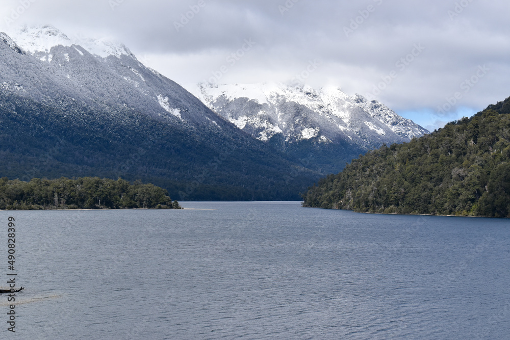 Paisaje de lago y montañas tranquilo y relajante. Ruta de los 7 lagos, Patagonia Argentina