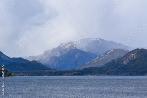 Paisaje de lago y montañas tranquilo y relajante. Ruta de los 7 lagos, Patagonia Argentina © natalia