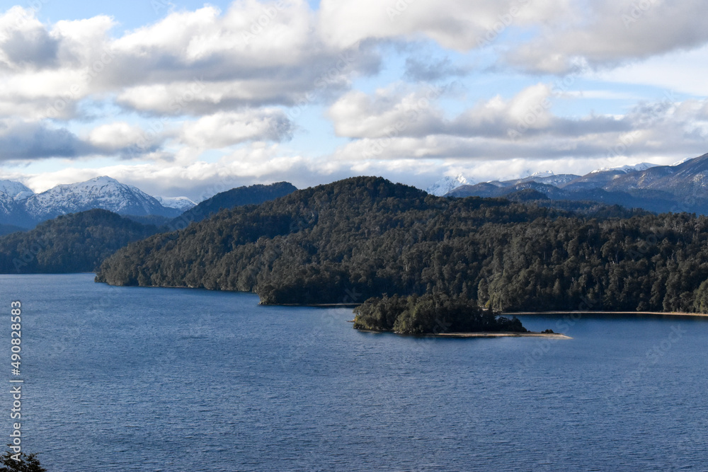 Paisaje de lago y montañas tranquilo y relajante. Ruta de los 7 lagos, Patagonia Argentina