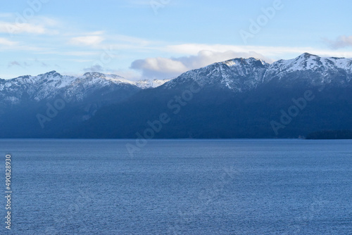 Paisaje de lago y montañas tranquilo y relajante. Ruta de los 7 lagos, Patagonia Argentina