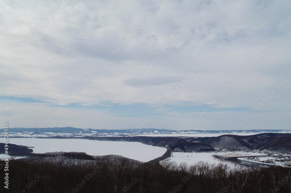 天都山展望台から見る結氷した網走湖