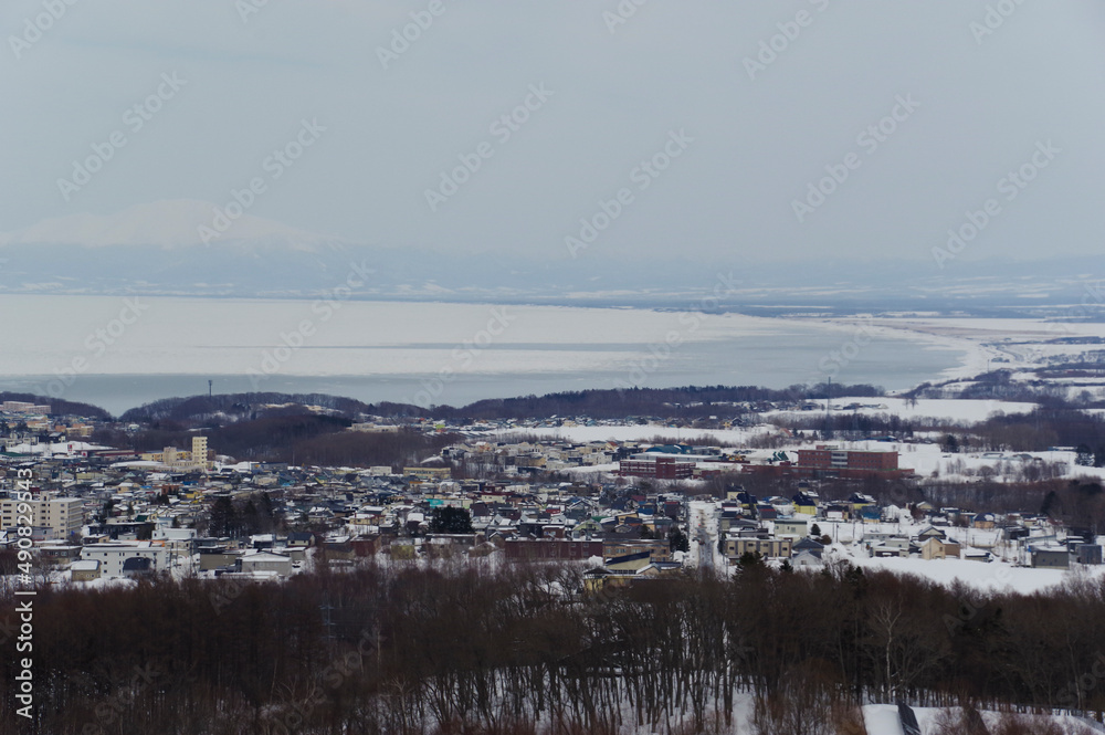 天都山展望台から見る流氷の海原と知床連山