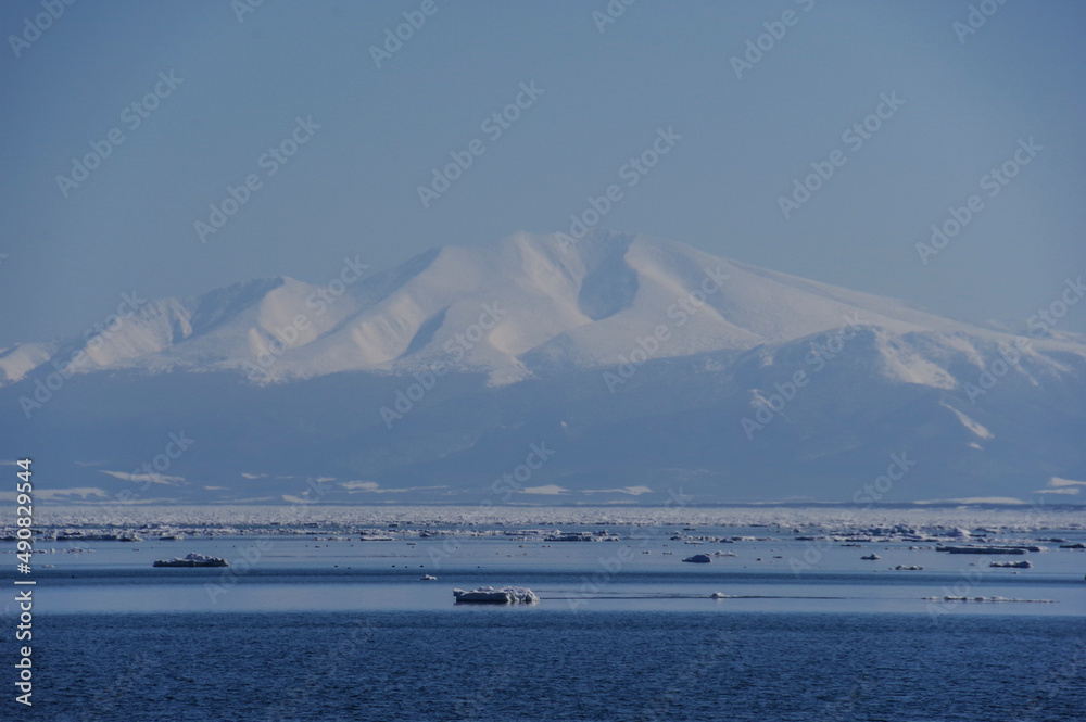 海岸から見る流氷が浮かぶオホーツク海と海別岳 海岸から見る流氷が浮かぶオホーツク海と海別岳